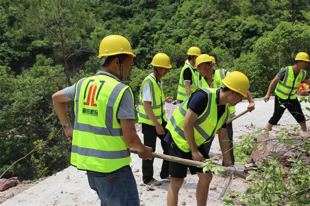 福建晉恒建設(shè)工程有限公司前往錢園橋大隊(duì)塹上村搶險(xiǎn)救災(zāi)