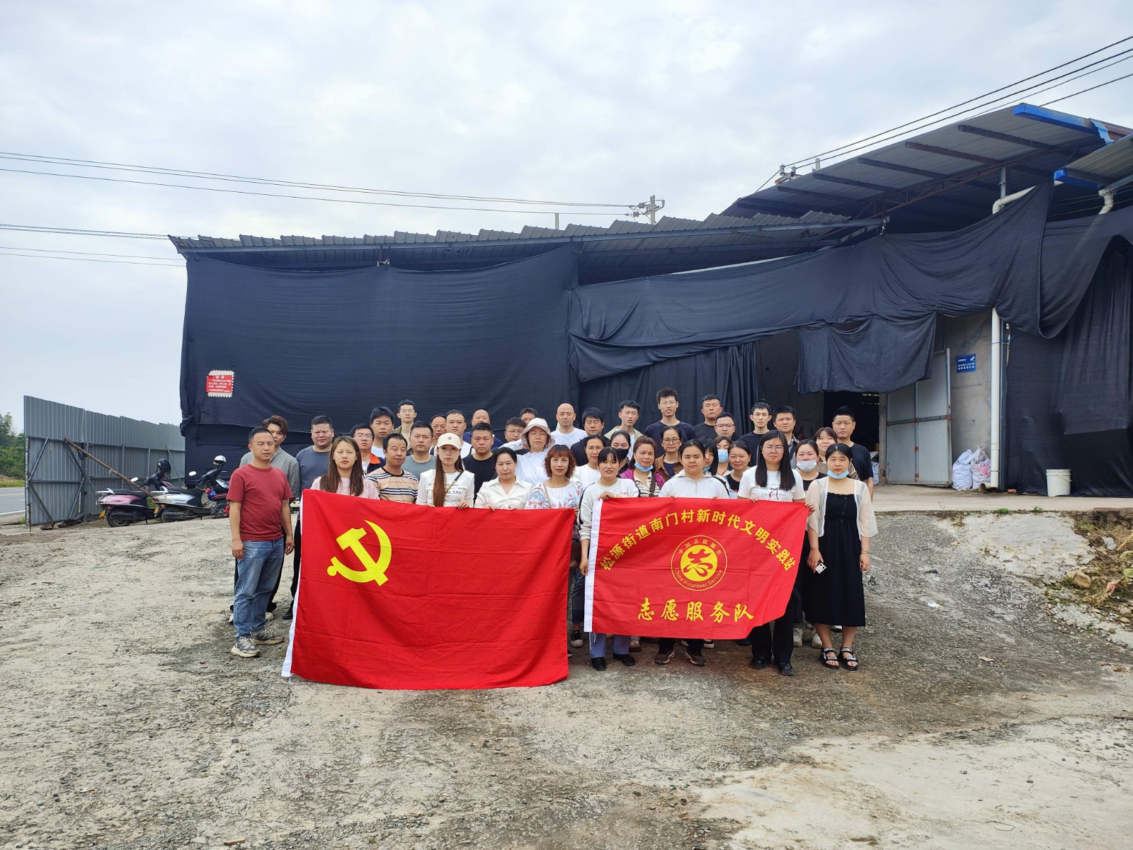 易順建工集團(tuán)有限公司入黨積極分子參加南門(mén)村、錢(qián)園橋村撂荒地整治活動(dòng)