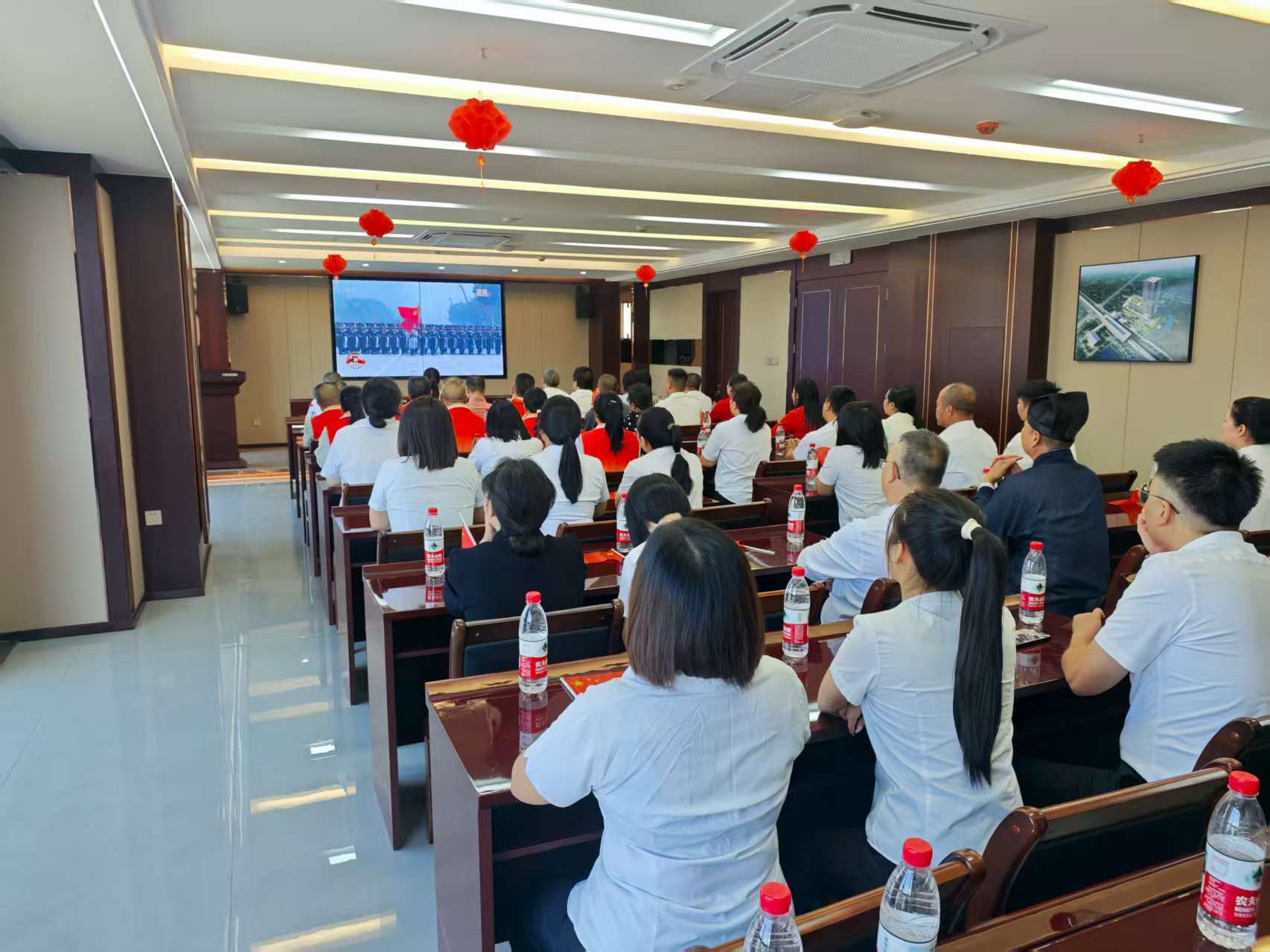 易順建工集團(tuán)有限公司聯(lián)合松溪縣委統(tǒng)戰(zhàn)部機(jī)關(guān)集中集中觀看紀(jì)念中國人民抗日戰(zhàn)爭暨世界反法西斯戰(zhàn)爭勝利80周年大會